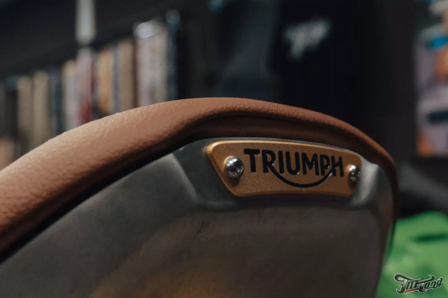 Поработали над выхлопной системой Triumph Bonneville Bobber 1200 и перешили на него сиденье